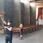 Desalojo de la iglesia de San Isidro, en La Laguna, ante el avance de la lava