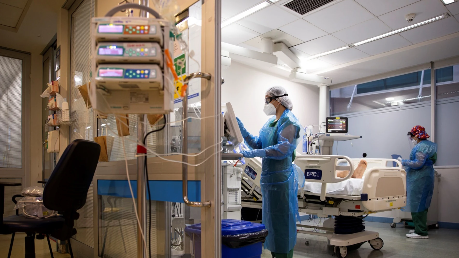 Enfermeras en una habitación de hospital