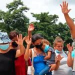 MEX4610. TAPACHULA (MÉXICO), 20/10/2021.- Migrantes indocumentados rezan frente a las instalaciones del Poder Judicial de la Federación, hoy, en la ciudad de Tapachula, en el estado de Chiapas (México). Miles de migrantes, en su mayoría de Haití, El Salvador, Honduras, Guatemala y Nicaragua, se preparan estos días para partir en caravana desde el suroriental municipio de Tapachula, en Chiapas, hasta la Ciudad de México. EFE/Juan Manuel Blanco