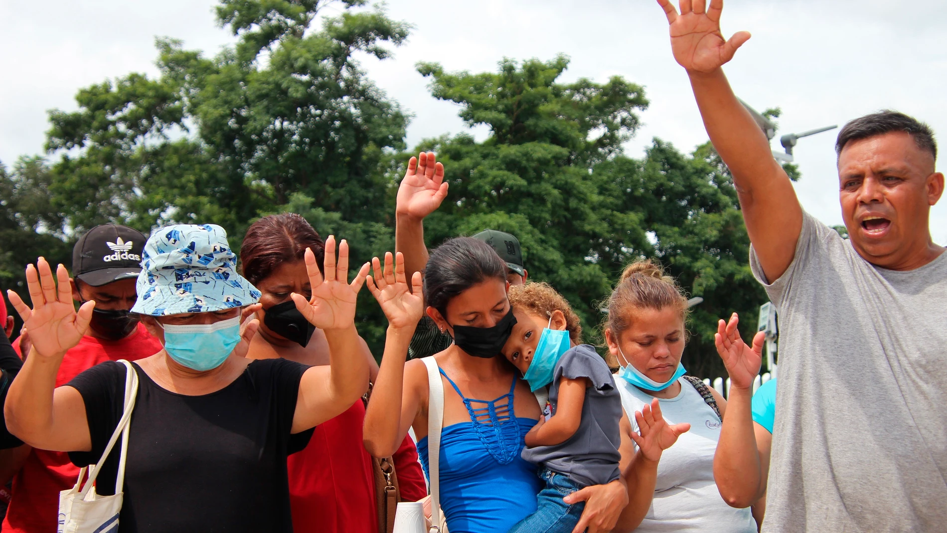 MEX4610. TAPACHULA (MÉXICO), 20/10/2021.- Migrantes indocumentados rezan frente a las instalaciones del Poder Judicial de la Federación, hoy, en la ciudad de Tapachula, en el estado de Chiapas (México). Miles de migrantes, en su mayoría de Haití, El Salvador, Honduras, Guatemala y Nicaragua, se preparan estos días para partir en caravana desde el suroriental municipio de Tapachula, en Chiapas, hasta la Ciudad de México. EFE/Juan Manuel Blanco
