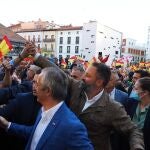 El presidente de Vox, Santiago Abascal, saluda a los vallisoletanos