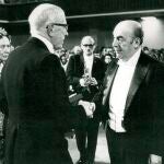 Fotografía de archivo fechada el 10 de diciembre de 1971 que muestra al poeta chileno Pablo Neruda mientras recibe de manos del rey Gustavo Adolfo (i) de Suecia el Premio Nobel de Literatura, en Estocolmo (Suecia)