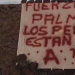 Han colgado una pancarta en la zona restringida donde estaban los perros