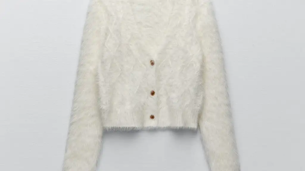 Cárdigan efecto pelo en color blanco roto, de Zara