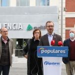 El portavoz del Grupo Parlamentario Popular en el Senado, Javier Maroto, la presidenta del Partido Popular de Palencia, Ángeles Armisén, y Jorge Martínez