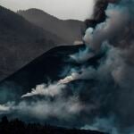 La colada norte del volcán de La Palma sigue avanzando por el barrio de La Laguna, sepultando todo lo que encuentra a su paso