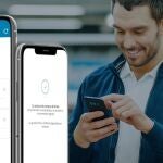 Un usuario utilizando una aplicación bancaria en su móvil