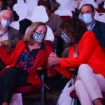 La vicepresidenta primera y ministra de Asuntos Económicos y Transformación Digital, Nadia Calviño (i), y la ministra de Hacienda y Función Pública, María Jesús Montero
