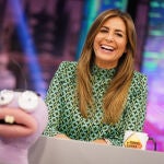 Nuria Roca con conjunto estampado de Mango.