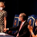 La princesa Leonor (i) y el rey Felipe VI (c) durante la ceremonia de entrega de los Premios Princesa de Asturias, celebrada este viernes en el Teatro Campoamor de Oviedo.