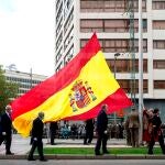 Izado de la bandera nacional durante las celebraciones por el Día Nacional del Veterano.