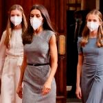 La reina Letizia, la princesa Leonor (d) y la infanta Sofía a su llegada a la audiencia mantenida con los Miembros Protectores de la Fundación Princesa de Asturias, este viernes en el Hotel La Reconquista de Oviedo.