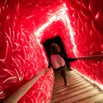 Una visitante accede a la planta baja de Ikono Madrid, una galería de experiencias sensoriales en el centro de la ciudad.