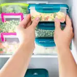 En la imagen, varios recipientes con comida congelada