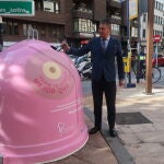 El concejal de Desarrollo Urbano, Luis Miguel García Copete, ha posado delante del contenedor especial ubicado en la Plaza Pícara Justina