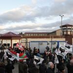 Recibimiento a las puertas de la cárcel de Logroño de proetarras a Otegi