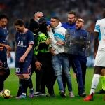 El hombre invadió el campo y comenzó a perseguir a Messi
