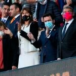 Los presidentes de la Generalitat Pere Aragonés (2d), del FC Barcelona Joan Laporta (d) y del Parlament, Laura Borrás (c) asisten desde la grada, al partido de la décima jornada de Liga que disputan FC Barcelona y el Real Madrid este domingo en el estadio Camp Nou de Barcelona.