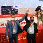 El presidente del Gobierno, Pedro Sánchez (i), y el presidente de la Junta de Extremadura, Guillermo Fernández Vara (d)