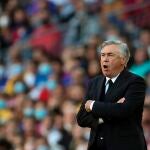 Ancelotti dando instrucciones en el Barcelona-Real Madrid de LaLiga
