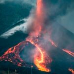 Colada de lava por el cono secundario del volcán de Cumbre Vieja (La Palma). EFE/ Miguel Calero