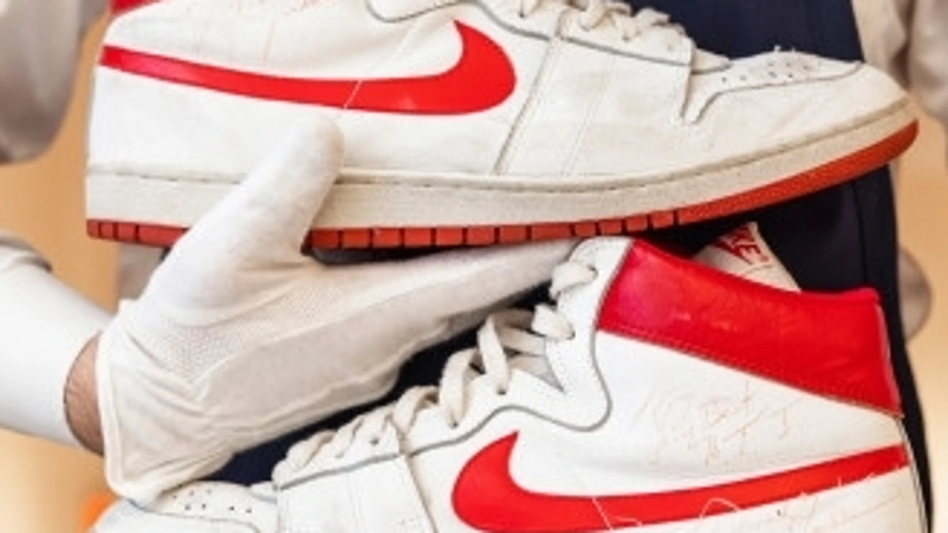 Un empleado de Sotheby's con las zapatillas de Jordan