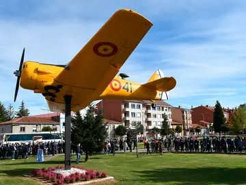 LA VIRGEN DEL CAMINO (LEÓN), 25/10/2021.- Acto del centenario de la Academia Básica del Aire, con la instalación de un avión T-6, este lunes. EFE/J.Casares LA VIRGEN DEL CAMINO (LEÓN), 25/10/2021.- Acto del centenario de la Academia Básica del Aire, con la instalación de un avión T-6, este lunes. EFE/J.Casares
