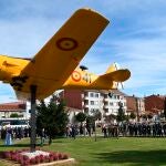 LA VIRGEN DEL CAMINO (LE&Oacute;N), 25/10/2021.- Acto del centenario de la Academia B&aacute;sica del Aire, con la instalaci&oacute;n de un avi&oacute;n T-6, este lunes. EFE/J.Casares