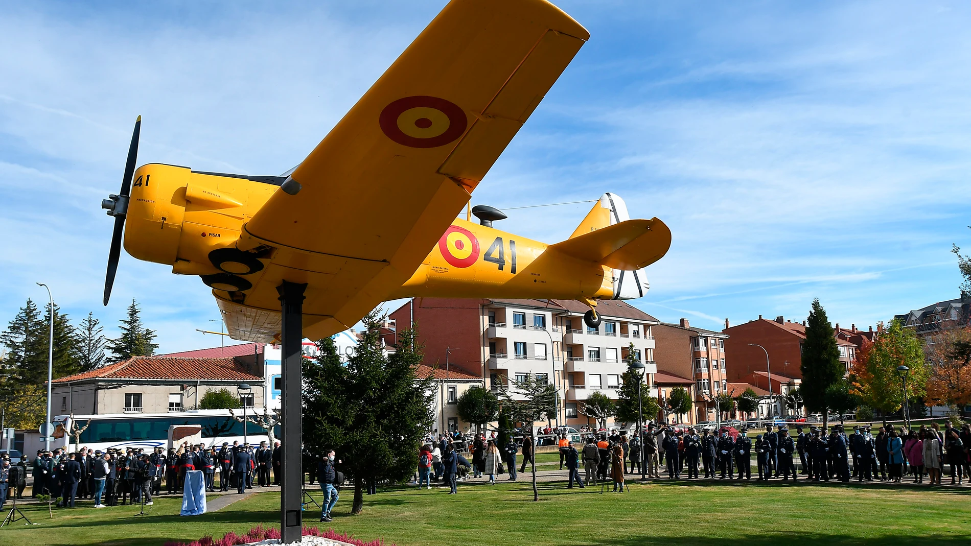 LA VIRGEN DEL CAMINO (LEÓN), 25/10/2021.- Acto del centenario de la Academia Básica del Aire, con la instalación de un avión T-6, este lunes. EFE/J.Casares