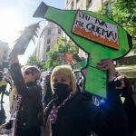 Un grupo de personas perteneciente al sector de la estética se concentra por la bajada del IVA a la imagen personal ante la sede del PSOE
