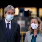 El comisario europeo de Economía, Paolo Gentiloni y la vicepresidenta primera y ministra de Asuntos Económicos y Transformación Digital, Nadia Calviño, ayer durante su visita de uno de los proyectos del Plan de Recuperación en la Estación de Chamartín