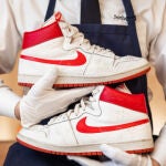 Un empleado de Sotheby's con las zapatillas de Jordan