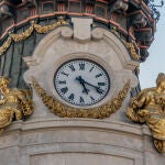 El reloj del Hotel Four Seasons de Madrid marca las cinco y veinte horas (17:20), a 25 de octubre de 2021, en Madrid, (España). El próximo domingo 31 de octubre se retrasará el reloj una hora para adaptarse al horario de invierno. En concreto, a las 3.00 horas, hora peninsular, habrá que retrasar el reloj hasta las 2.00 horas. En el caso de Canarias, a las 2.00 horas pasarán a ser la 1.00 de la madrugada, retomando así el horario de invierno. Esto significa que se ganará una hora de sueño y a partir de ese día la sensación es que anochecerá antes. Este cambio de hora se produce el último domingo de octubre de cada año y forma parte de la Directiva Europea 200/84CE que también establece la aplicación del horario de verano a finales de marzo.25 OCTUBRE 2021;HORA;CAMBIO DE HORA;HORARIO DE INVIERNO;INVIERNO;RELOJ;RETRASARA. Pérez Meca / Europa Press25/10/2021