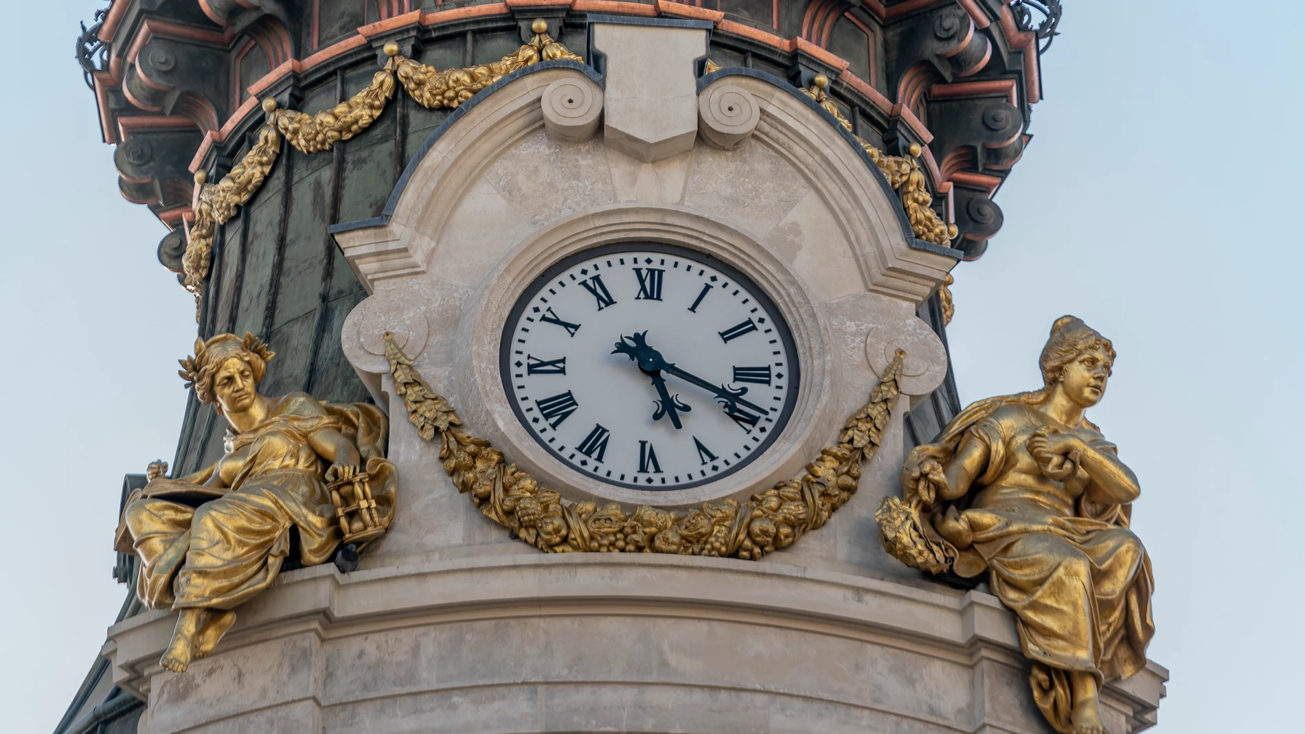 El reloj del Hotel Four Seasons de Madrid marca las cinco y veinte horas (17:20), a 25 de octubre de 2021, en Madrid, (España). El próximo domingo 31 de octubre se retrasará el reloj una hora para adaptarse al horario de invierno. En concreto, a las 3.00 horas, hora peninsular, habrá que retrasar el reloj hasta las 2.00 horas. En el caso de Canarias, a las 2.00 horas pasarán a ser la 1.00 de la madrugada, retomando así el horario de invierno. Esto significa que se ganará una hora de sueño y a partir de ese día la sensación es que anochecerá antes. Este cambio de hora se produce el último domingo de octubre de cada año y forma parte de la Directiva Europea 200/84CE que también establece la aplicación del horario de verano a finales de marzo.25 OCTUBRE 2021;HORA;CAMBIO DE HORA;HORARIO DE INVIERNO;INVIERNO;RELOJ;RETRASARA. Pérez Meca / Europa Press25/10/2021
