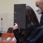 La yihadista y simpatizante del Estado Islámico en Irak, Jennifer W., a su llegada a su juicio en Múnich