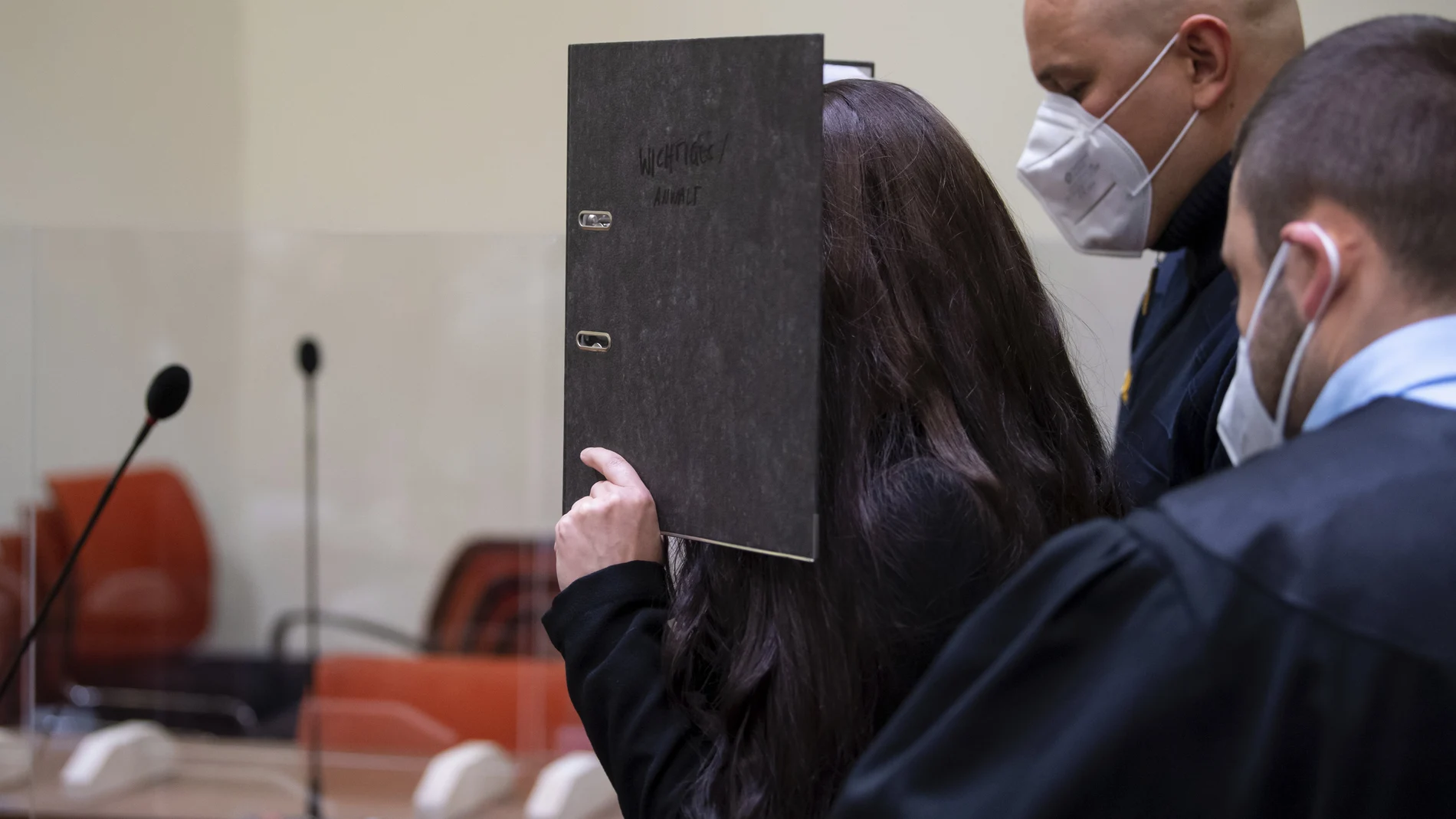 La yihadista y simpatizante del Estado Islámico en Irak, Jennifer W., a su llegada a su juicio en Múnich