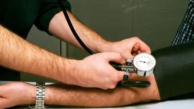 Los investigadores ponen de relieve una preocupación particular para los jóvenes de entre 20 y 30 años, ya que los efectos del aumento de la presión arterial tardan en repercutir en el cerebro