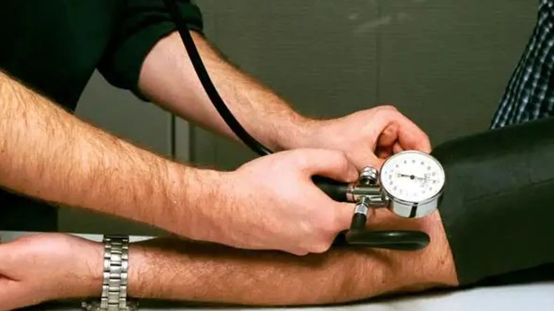 Los investigadores ponen de relieve una preocupación particular para los jóvenes de entre 20 y 30 años, ya que los efectos del aumento de la presión arterial tardan en repercutir en el cerebro