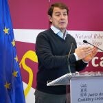 El presidente de la Junta de Castilla y León, Alfonso Fernández Mañueco, anuncia la rebaja de tasas, durante la visita al entorno de las riberas de Castronuño