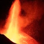 El cono interno del volcán de La Palma se ha derrumbado sobre sí mismo. El cráter principal está en plena fase de reconstrucción tras abrirse una gran brecha en su flanco en la tarde noche del lunes, formando una especie de herradura.