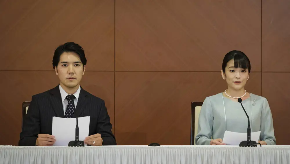 La princesa Mako y su esposo Kei Komuro, en rueda de prensa. (Nicolas Datiche/Pool Photo via AP)