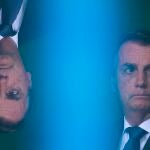 -FOTODELDIA- AME1949. BRASILIA (BRASIL), 25/10/2021.- El presidente de Brasil, Jair Bolsonaro, participa hoy en el lanzamiento del Programa Nacional de Crecimiento Verde, en el Palacio de Planalto en Brasilia (Brasil). El Gobierno de Jair Bolsonaro anunció este lunes su decisión de promover una economía verde, con una agricultura sustentable y cuidado del medioambiente, lo cual estará en manos de un comité interministerial. El anuncio fue hecho durante una ceremonia encabezada por Bolsonaro, en la que los ministros de Economía, Paulo Guedes, y de Medioambiente, Joaquim Leite, destacaron el potencial de Brasil para avanzar hacia una economía verde y de bajo carbono. EFE/ Joédson Alves