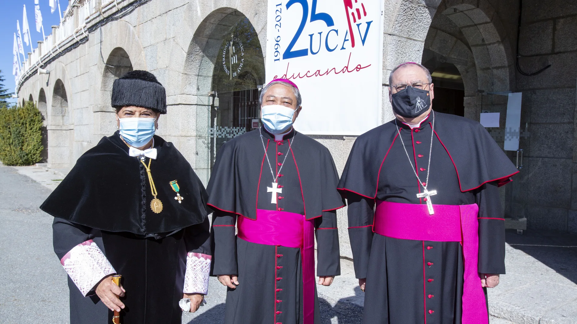 La Universidad Católica de Ávila (UCAV) celebra el acto académico de inauguración del curso 2021/22. La rectora de la UCAV, María del Rosario Sáez Yuguero, y el nuncio apostólico en España, Bernardito Cleopas Auza