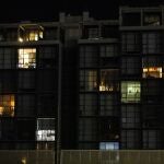 Edificio con luces encendidas en varias viviendas