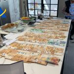 Parte del dinero intervenido en el registro