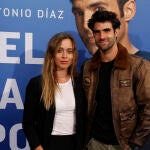 Paula Badosa y Juan Betancourt posan juntos en el photocall de el Mago Pop en Madrid