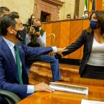 El presidente de la Junta, Juanma Moreno, saluda a la portavoz del grupo parlamentario socialista, Ángeles Férriz. Eduardo Briones / Europa Press