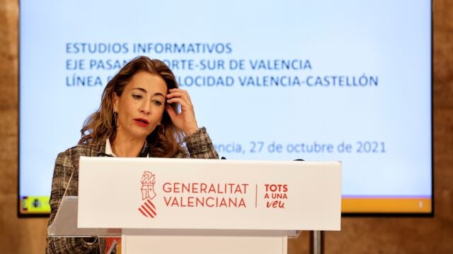 La ministra de Transportes, Movilidad y Agenda Urbana, Raquel Sánchez Jiménez, durante la rueda de prensa tras la reunión con el presidente de la Generalitat, Ximo Puig de este miércoles en Valencia con motivo de la presentación de los estudios informativos sobre el eje pasante norte-sur de la Red Arterial Ferroviaria de Valencia Línea de Alta Velocidad Valencia-Castellón
