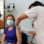 La Comunitat Valenciana ha empezado a administrar este miércoles la doble vacunación: la dosis de refuerzo de la covid-19 a los mayores de 70 años y la vacuna de la gripe, que la Conselleria de Sanidad pretende que abarque este año al 75 % de la población valenciana mayor de 65.