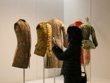 Una persona fotograf&iacute;a una de las prendas de la reinauguraci&oacute;n del Museo del Traje, a 27 de octubre de 2021, en Madrid, (Espa&ntilde;a).